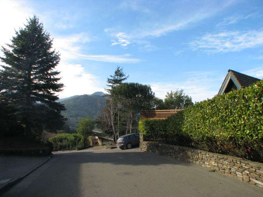 Street in Pleasant Valley, west Corte Madera